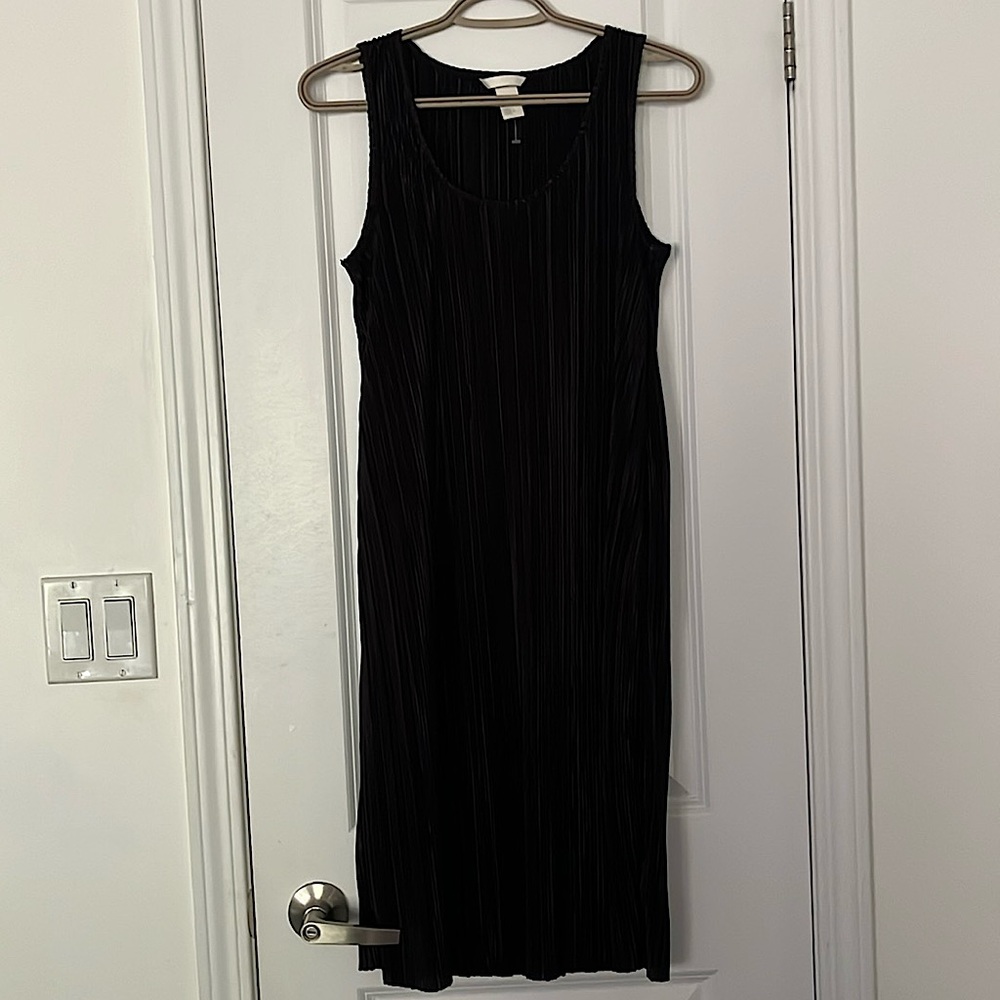 Plisse sleeveless black dress
